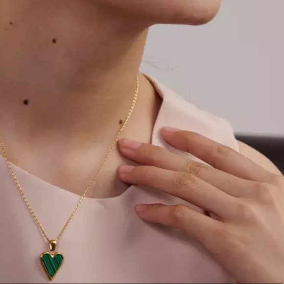 💚Gold plated Green heart necklace - Picture 2 of 5